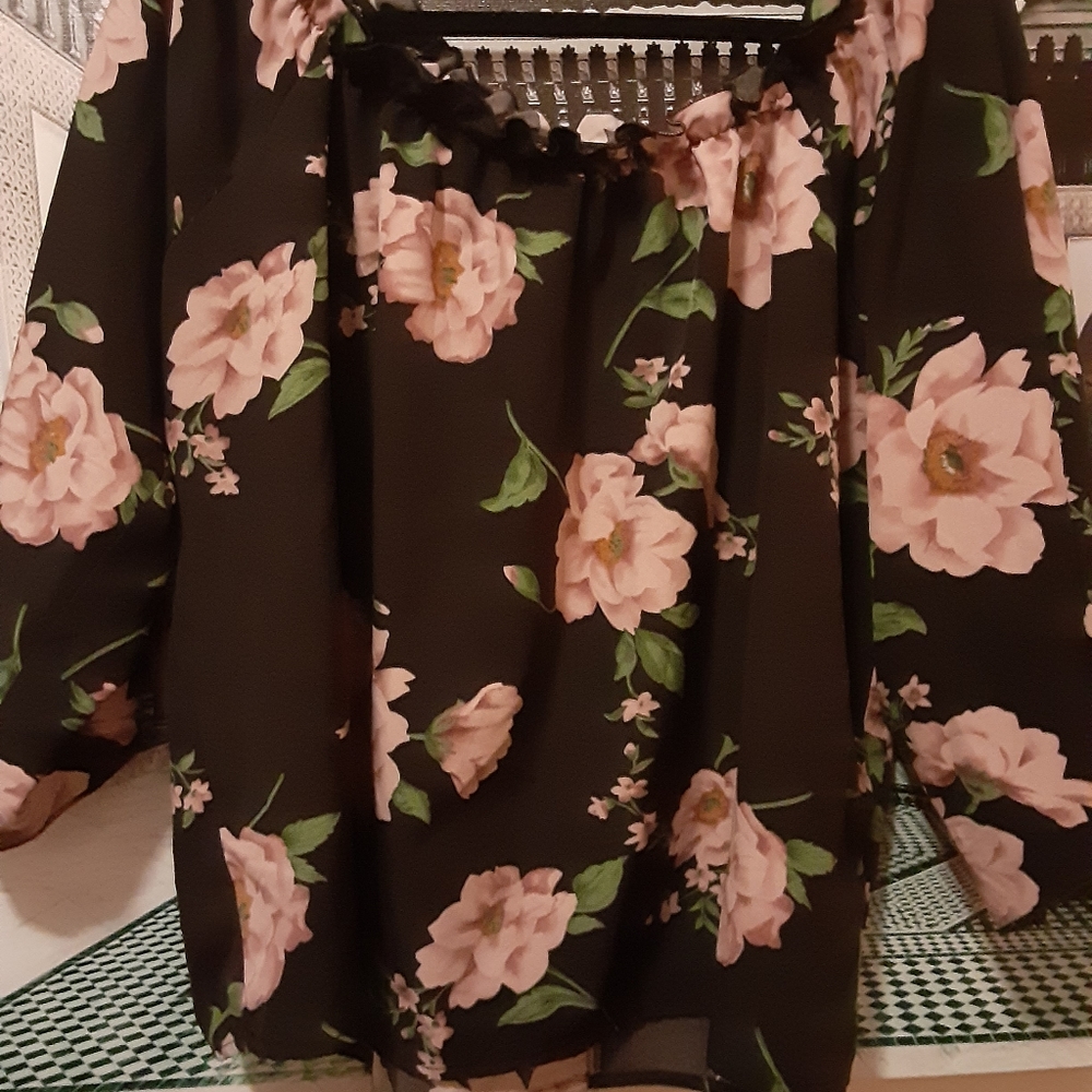 SHEIN FLORAL BLOUSE - Picture 6 of 6